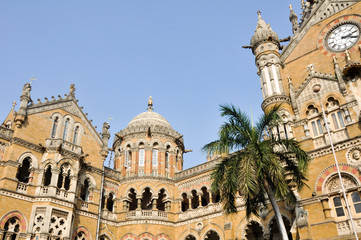 Fototapeta na wymiar Dworzec kolejowy Victoria Terminus w Bombaju (Indie).