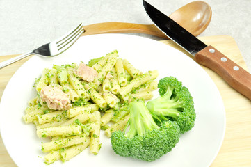 Pasta con broccoli e tonno