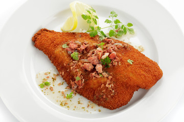 Paniertes Schollenfilet mit Specksauce