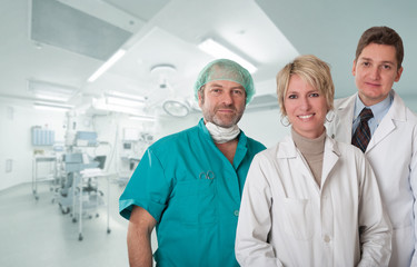 Obraz premium Happy Medical team at operating room