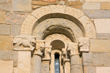 Fototapeta na wymiar Romański kościół, szczegółowo