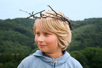 Junge mit Dornenkrone