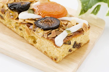 木の皿にのせたパウンドケーキ