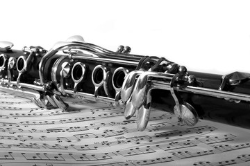 Naklejka premium Clarinet on sheet music