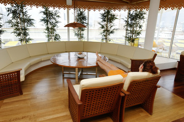 frau entspannend sitzend 2