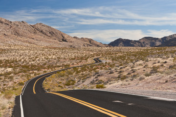 Fototapeta na wymiar Droga na pustyni w Nevadzie