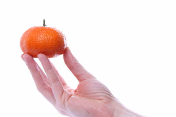 Hand hält eine Mandarine