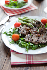 Filete de ternera con esparragos trigueros y ensalada