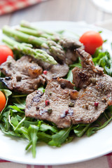 Filete de ternera con esparragos trigueros y ensalada