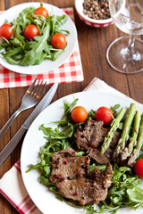 Filete de ternera con esparragos trigueros y ensalada