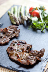 Filete de ternera con esparragos trigueros y ensalada