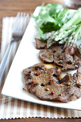 Filete de ternera con esparragos trigueros y ensalada