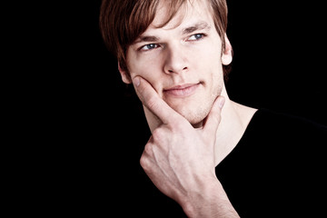 Nachdenklicher junger Mann