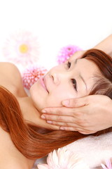 Obraz na płótnie Canvas young Japanese woman getting a face massage