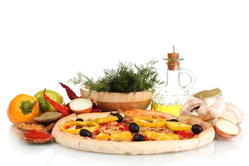 Poster heerlijke pizza, groenten, kruiden en olie op wit wordt geïsoleerd © Africa Studio