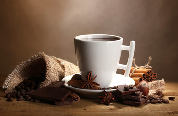Fototapety  kubek gorącej czekolady, laski cynamonu, orzechów i czekolady