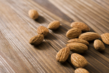 木の木目の背景に複数のアーモンド