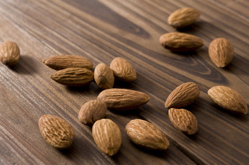木目の背景に複数のアーモンド