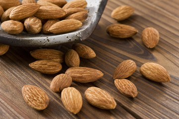 木目の背景に複数のアーモンド