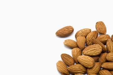 白背景に複数のアーモンドのアップ