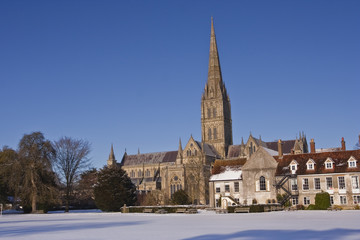 Fototapeta na wymiar Salisbury cathedral in the snow