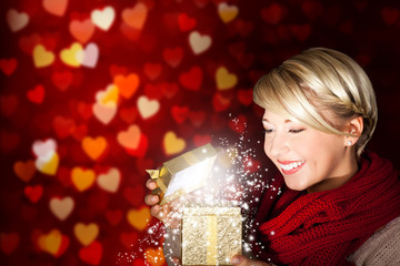 junge blonde Frau mit Geschenkbox