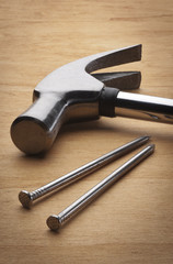 Martello con due chiodi