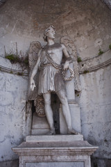 Obraz premium A winged statue in the Piazza Del Popolo, Rome