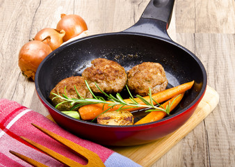 Frikadellen mit Gemüse