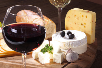 Rotwein im Glas un Käse Platte serviert Nahaufnahme