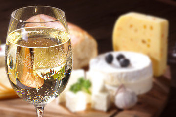 Wein im Glas und Käse Platte serviert Nahaufnahme