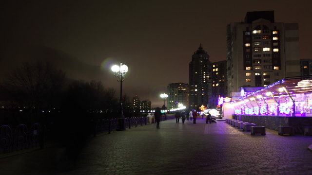 Park in the evening and walking people. Timelapse