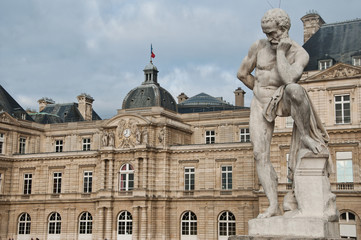 Fototapeta na wymiar Senat Jardin du Luxembourg w Paryżu