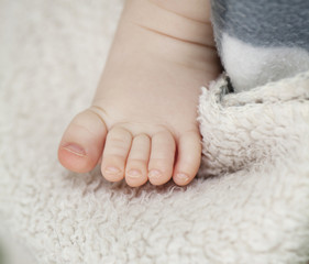 baby feet and soft blanlket