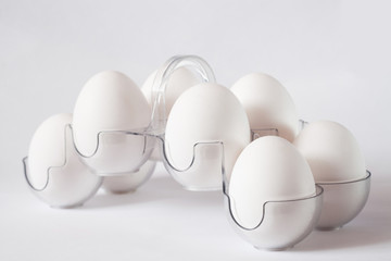 белые яйца на подставке