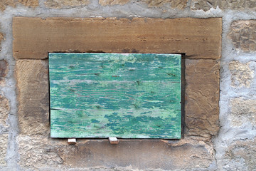 Holzklappe an Hauswand