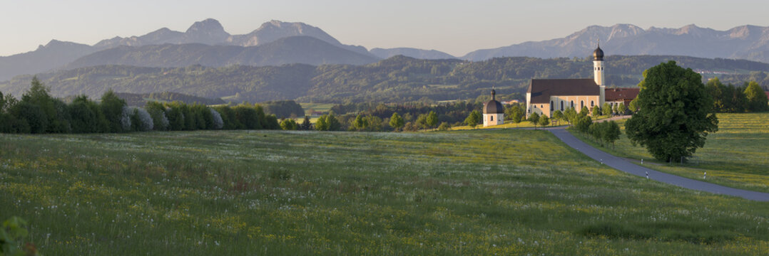 wallfahrtskirche am irschenberg mit alpen im hintergrund