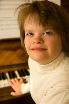 enfant trisomique au piano