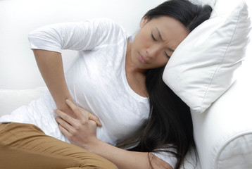 femme douleur abdomen