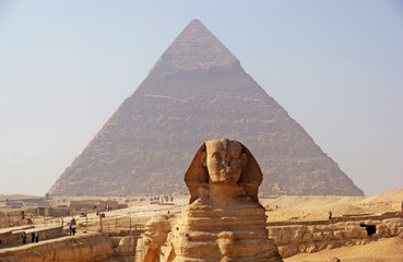 Сфинкс на фоне пирамиды туманным утром. Гиза, Египет