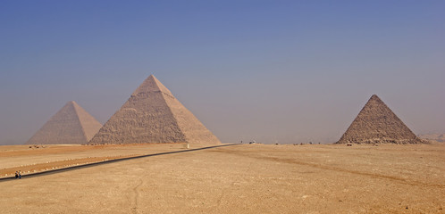 Три египетские пирамиды в утреннем тумане. Гиза, Египет