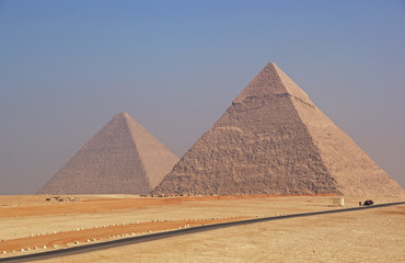 Fototapeta na wymiar Две египетские пирамиды. Гиза, Египет
