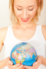 Frau mit Erdkugel
