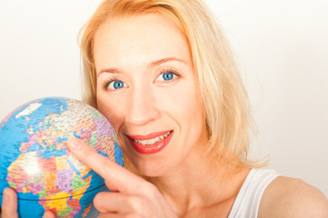 Frau mit Erdkugel