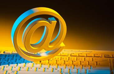 E-Mail Zeichen und Computer Tastatur.