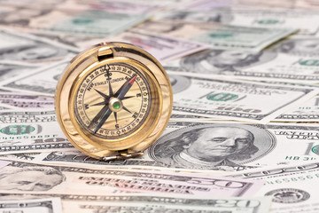 Dollar Geldscheine und Kompass