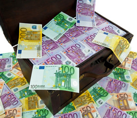 Truhe mit Euro Banknoten. Finanzkrise,