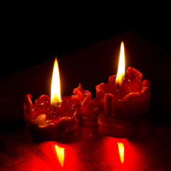 Romantische Kerzen auf rotem Teller