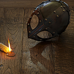abgelegter Wikinger-Helm auf Holzboden