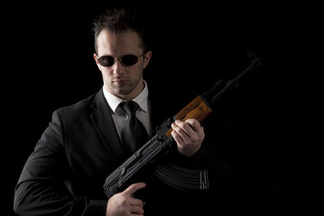 homme utilisant une kalachnicov AK 47
